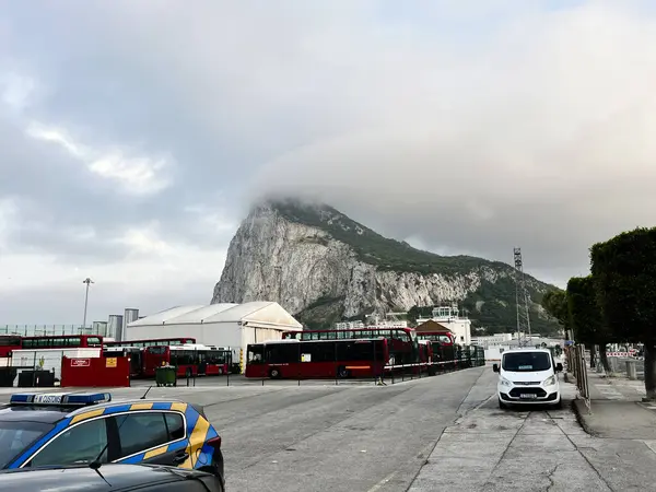 Cebelitarık, İngiltere - 01 Mayıs 2025: Bulutlu bir gökyüzünün altındaki Cebelitarık Kayası.