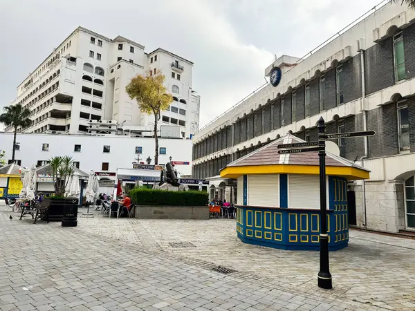 Cebelitarık, İngiltere - 01 Mayıs 2025: Modern binaların sergilendiği açık hava meydanı ve Cebelitarık 'ta bir büfe, İngiliz Denizaşırı Toprakları