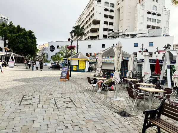 Cebelitarık, İngiltere - 01 Mayıs 2025: Şemsiyeli açık kafe ve Cebelitarık 'ta tuhaf bir atmosfer, İngiliz Denizaşırı Toprakları