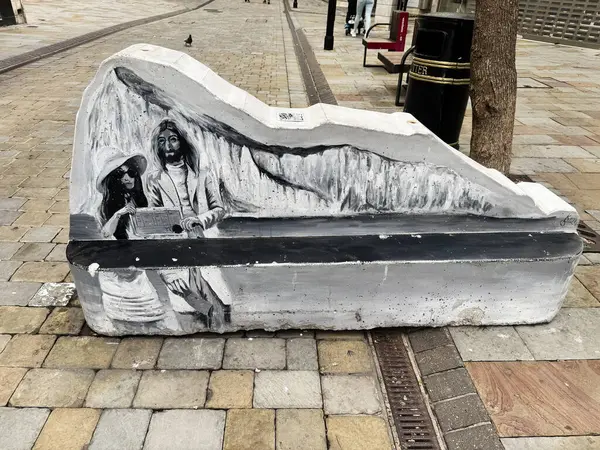 Cebelitarık, İngiltere - 01 Mayıs 2025: Kentsel duvar resmi John Lennon ve Yoko Ono, Birleşik Krallık 'ın Cebelitarık kentindeki boyalı taş üzerinde manzara figürleri sanatı