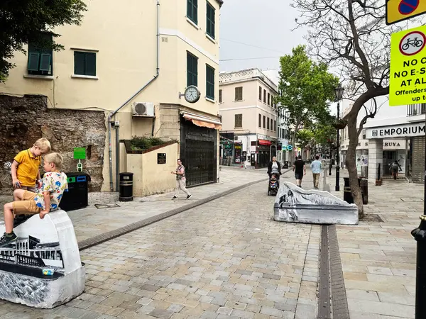 Cebelitarık, İngiltere - 1 Mayıs 2025: Cebelitarık 'taki şehir manzarası, sokakta gezinen insanların ve çocukların sokak özellikleri üzerinde etkileşimini gösteriyor