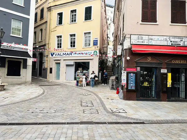 Cebelitarık, İngiltere - 01 Mayıs 2025: Cebelitarık 'tan yerel binalar ve iş atmosferinin yer aldığı güzel sokak manzarası