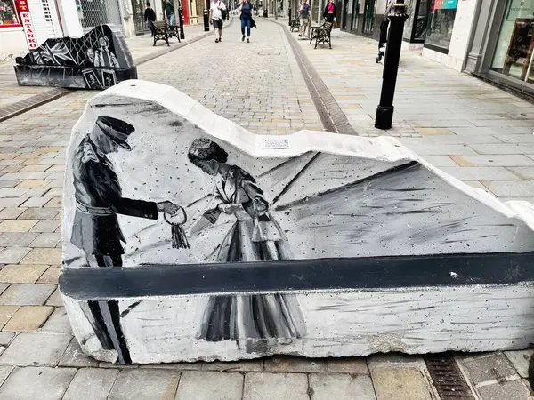 Cebelitarık, İngiltere - 1 Mayıs 2025: Cebelitarık 'taki Beton Sokak Sanatı tarihi bir sahneyi resmediyor. Queens Ziyareti