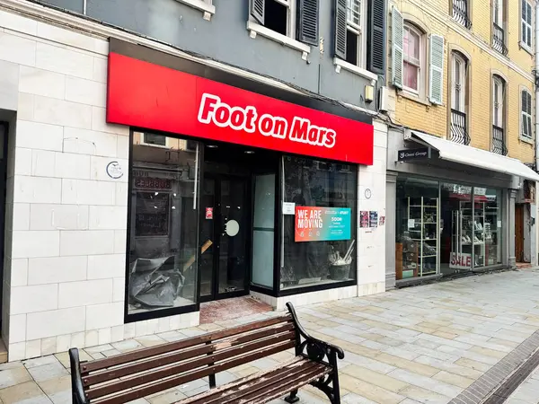 Cebelitarık, İngiltere - 01 Mayıs 2025: Cebelitarık 'taki Mars mağazasında bir ayakkabı ayağıyla sessiz bir yaya caddesinde yer değiştirme işaretleri.