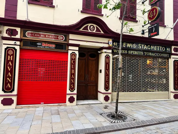 Cebelitarık, İngiltere - 01 Mayıs 2025: Havana ve tütün markası ile alışveriş cephesi, Cebelitarık, Birleşik Krallık