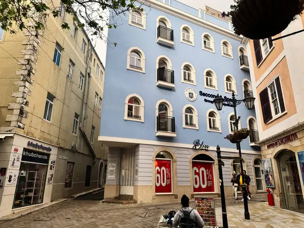 Cebelitarık, İngiltere - 1 Mayıs 2025: Cebelitarık 'ta canlı bir alışveriş caddesi. Saccone ve Speed. 