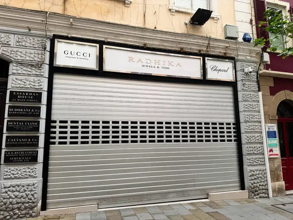 Cebelitarık, İngiltere - 01 Mayıs 2025: Mağaza önü Radhika, Cebelitarık 'ta görünür lüks tabelalar ve iş plaklarıyla kapatıldı