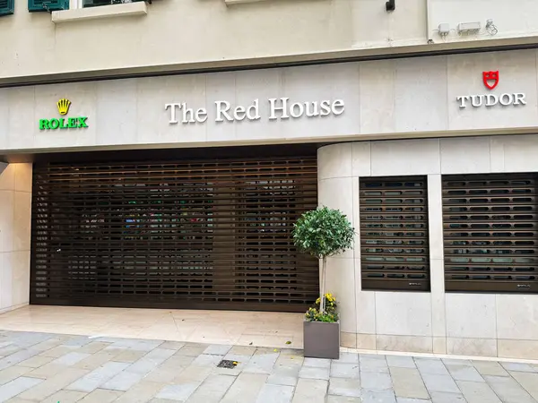 Cebelitarık, İngiltere - 01 Mayıs 2025: Cebelitarık 'ta Rolex ve Tudor markalarının yer aldığı kapalı bir lüks saat dükkanı.