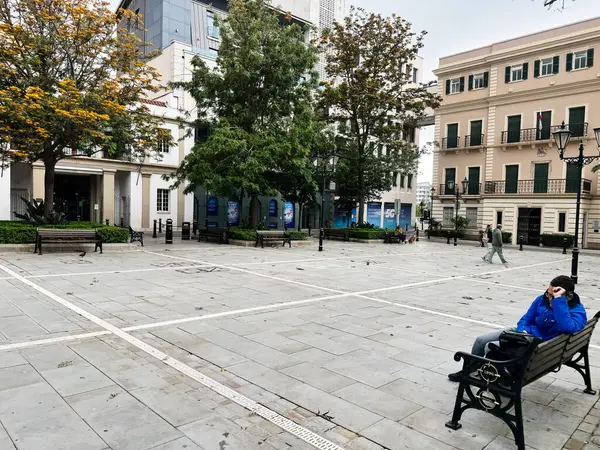 Cebelitarık, İngiltere - 01 Mayıs 2025: Cebelitarık 'taki banklar ve ağaçlarla şehir meydanını büyülemek, İngiliz Denizaşırı Toprakları