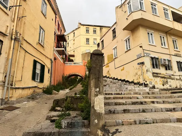 Cebelitarık, İngiltere - 1 Mayıs 2025: Cebelitarık 'ın tarihi bölgesindeki geleneksel mimari ve kaldırım taşı sokakların manzarası