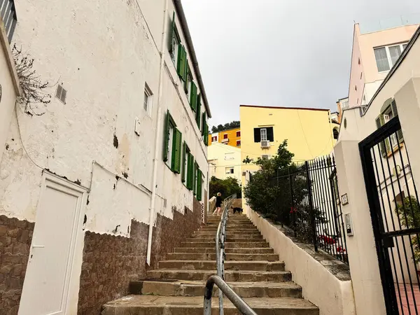 Cebelitarık, İngiltere - 01 Mayıs 2025: Cebelitarık 'taki konut binaları arasında uzanan güzel bir taş merdiven.