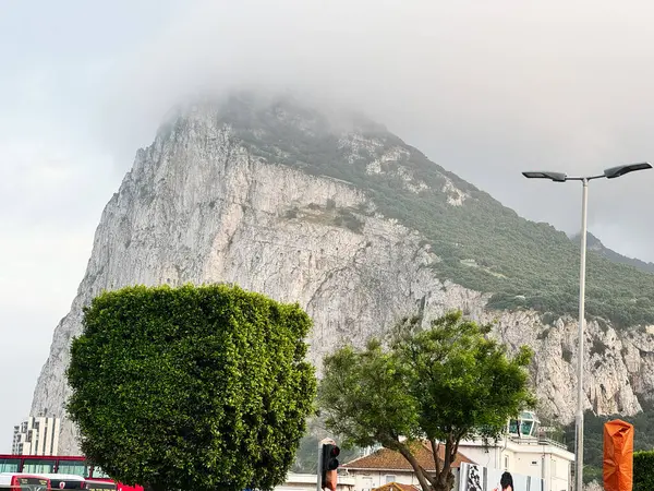 Cebelitarık, İngiltere - 01 Mayıs 2025: Cebelitarık 'ın ikonik Kaya' sı aşağıdaki kentsel çevreyle birlikte sislerle kaplandı.