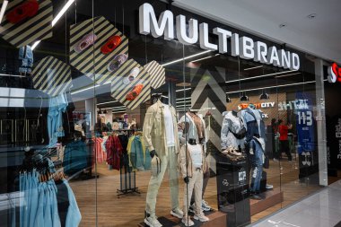 Ivano-Frankivsk, Ukrayna - 29 Nisan 2025: Markalı giyim ve aksesuar giymiş mankenlerin sergilendiği moda mağaza
