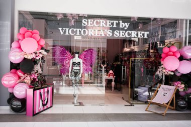 İvano-Frankivsk, Ukrayna - 29 Nisan 2025: Victoria 's Secret mağaza vitrininde şenlikli dekorasyonlar ve canlı renklerde şık samimi giysiler.