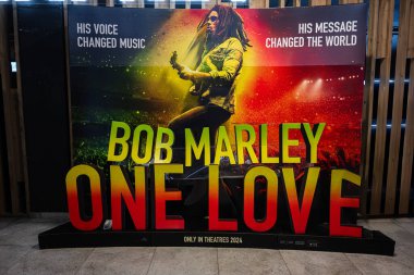 Ivano-Frankivsk, Ukrayna - 29 Nisan 2025: Bob Marley 'nin One Love etkisi ve dünya çapında etkisi hakkında bir film tanıtan renkli stand-up.