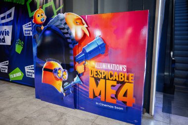 Ivano-Frankivsk, Ukrayna - 29 Nisan 2025: Despicable Me 4 için renkli reklam standı.