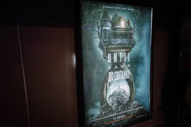 Ivano-Frankivsk, Ukrayna - 29 Nisan 2025: Düşük ışık ayarı ile yansıtılan belirsiz bir 