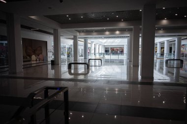 Ivano-Frankivsk, Ukrayna - 29 Nisan 2025: Çağdaş bir alışveriş merkezinin aydınlık ve ferah iç mekanı