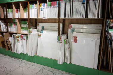 Ivano-Frankivsk, Ukrayna - 29 Nisan 2025: Ahşap raflarda boş tuvallerin sergilendiği sanat malzemeleri bölümü.