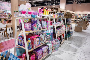 Ivano-Frankivsk, Ukrayna - 29 Nisan 2025: Çocuk ve aileler için renkli oyuncaklar ve ürünler sergilenen bir mağazada raflar