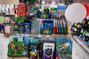 Ivano-Frankivsk, Ukrayna - 29 Nisan 2025: Minecraft temalı çeşitli kırtasiye ürünlerinin canlı ambalajlarda sergilenmesi