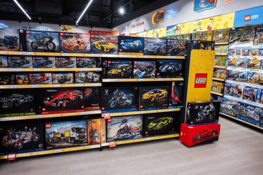 Ivano-Frankivsk, Ukrayna - 29 Nisan 2025: Canlı ambalaj içinde ayrıntılı modeller sunan çeşitli Lego Teknoloji kitleri