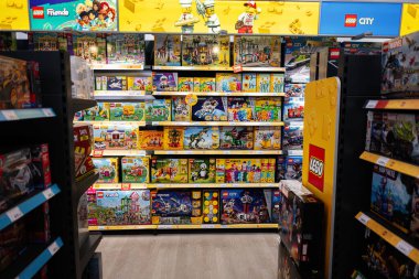 Ivano-Frankivsk, Ukrayna - 29 Nisan 2025: LEGO 'nun canlı bir çeşidi bir mağazanın oyuncak bölümünde düzenli bir şekilde düzenlendi