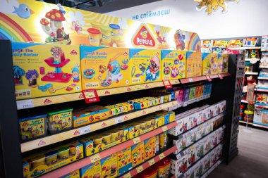 İvano-Frankivsk, Ukrayna - 29 Nisan 2025: PePePeLe 'nin çeşitli hamur kitleri ve çocuklar için yaratıcı oyun setleri sergilenen canlı raflar