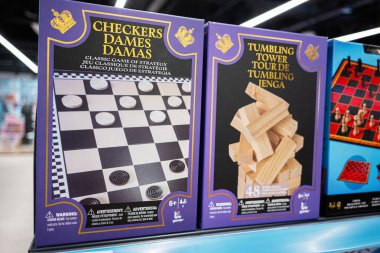 Ivano-Frankivsk, Ukrayna - 29 Nisan 2025: Canlı ambalajlı bir mağaza rafında klasik masa oyunları Checkers ve Tumbling Tower