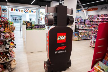 Ivano-Frankivsk, Ukrayna - 29 Nisan 2025: LEGO Formula 1 sergisi ve raflarda çeşitli oyuncakların yer aldığı canlı bir oyuncak mağazası.
