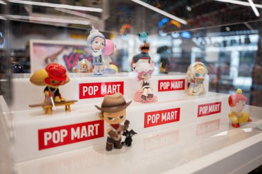 Ivano-Frankivsk, Ukrayna - 29 Nisan 2025: Pop Mart 'ta eşsiz karakter tasarımları sergileyen canlı koleksiyon heykelcikler