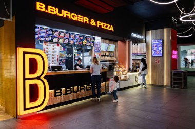 Ivano-Frankivsk, Ukrayna - 29 Nisan 2025: Canlı ışıkları ve müşterileri olan şık bir fast food tezgahı.