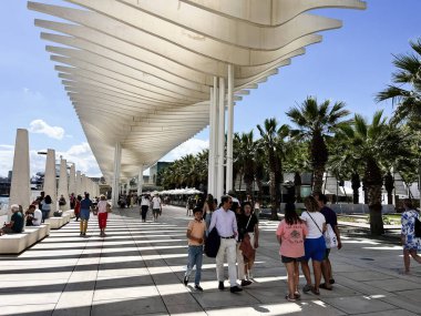 Malaga, İspanya - 02 Mayıs 2025: Malaga, İspanya 'da palmiye ağaçlarıyla çevrili eşsiz mimari Palmeral de las Sorpresas altında dolaşan kalabalık.