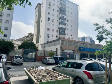 Malaga, İspanya - 02 Mayıs 2025: Malaga 'da binalar, arabalar, yeşillikler ve kentsel manzaraları gösteren konut ve ticaret alanı.