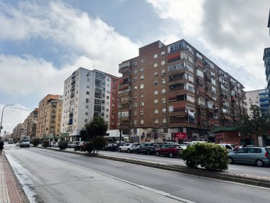 Malaga, İspanya - 02 Mayıs 2025: Malaga, İspanya 'da bir ana cadde boyunca ikamet binaları ve trafik