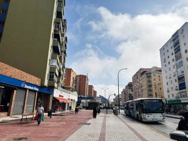Malaga, İspanya - 02 Mayıs 2025: Açık bir günde İspanya 'nın Malaga kentsel sokak manzarası.