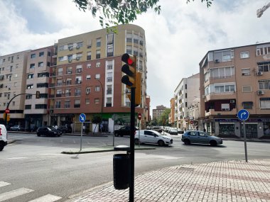 Malaga, İspanya - 02 Mayıs 2025: Malaga İspanya 'da trafik ışıkları ve kentsel mimarinin yer aldığı işlek şehir caddesi