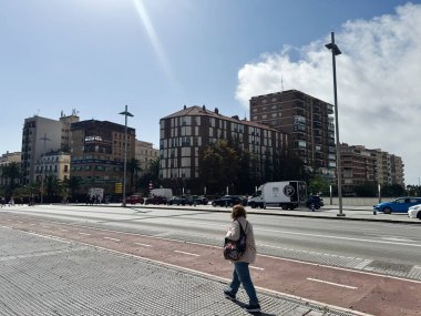 Malaga, İspanya - 02 Mayıs 2025: Gün ışığı altında caddelerde araçlar, yayalar ve kentsel binalar bulunan Malaga şehri