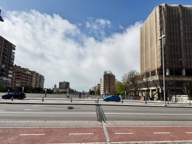 Malaga, İspanya - 02 Mayıs 2025: Malaga 'da modern binalar ve sakin kentsel atmosferli sokak manzarası