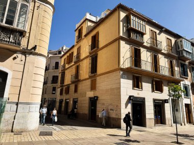 Malaga, İspanya - 02 Mayıs 2025: Güneşli bir günde Malaga, İspanya 'da tarihi mimari ve şehir manzarası sergileniyor