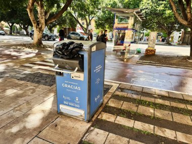 Malaga, İspanya - 02 Mayıs 2025: Malaga, İspanya 'da halka açık çöp konteynırı