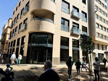 Malaga, İspanya - 02 Mayıs 2025: Yayalar ve açık hava sahneleriyle İspanya 'nın Malaga kentinde çağdaş Porcelanosa binası cephesi