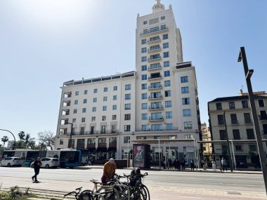Malaga, İspanya - 02 Mayıs 2025: İspanya 'nın Malaga şehrinde modern bir Yapılandırma de La Equitativa binası ve aktif bir atmosferi olan şehir caddesi.