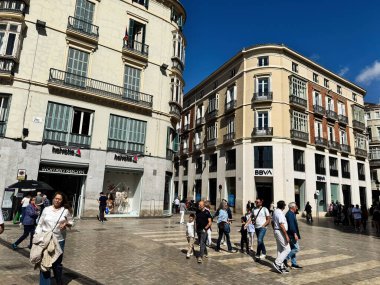 Malaga, İspanya - 02 Mayıs 2025: Yayaların ve ikonik binaların bulunduğu bir Malaga şehir caddesi