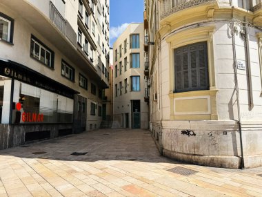 Malaga, İspanya - 02 Mayıs 2025: Parlak, güneşli bir gökyüzü altında Malaga 'da büyüleyici bir şehir manzarası.