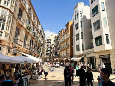 Malaga, İspanya - 02 Mayıs 2025: Malaga 'da yayaları, açık hava yemeklerini ve ayırt edici mimariyi betimleyen sokak sahnesi