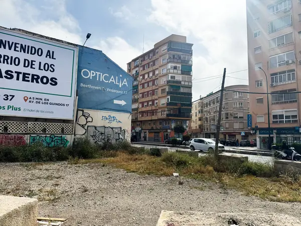 Malaga, İspanya - 02 Mayıs 2025: İkamet binaları, sokak tabelaları ve İspanya 'nın Malaga kentindeki boş arsa