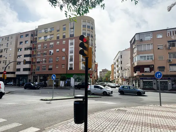 Malaga, İspanya - 02 Mayıs 2025: Malaga İspanya 'da trafik ışıkları ve kentsel mimarinin yer aldığı işlek şehir caddesi