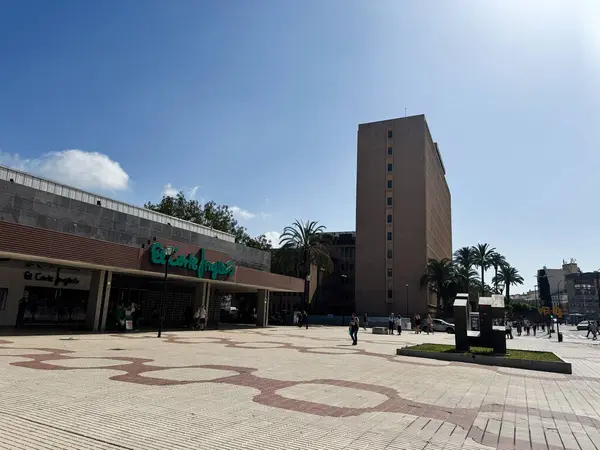 Malaga, İspanya - 02 Mayıs 2025: İspanya 'nın Malaga kentinde El Corte Ingles S.A binası ve palmiye ağaçları bulunan şehir manzarası