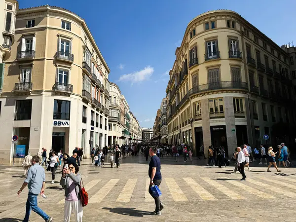 Malaga, İspanya - 02 Mayıs 2025: Malaga 'da kalabalık yayalar klasik mimari ve hareketli faaliyetlerle çevrili